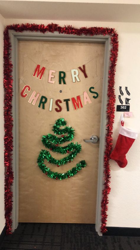 College Dorm Door Decorations Christmas, Winter Dorm Decor, Christmas Dorm Door Ideas, Christmas Decor Ideas For Dorm Room, Holiday Dorm Decor, Outside Dorm Door Decor, Christmas Dorm Ideas, Christmas Door Decorations For Apartment, Winter Dorm Door Decorations