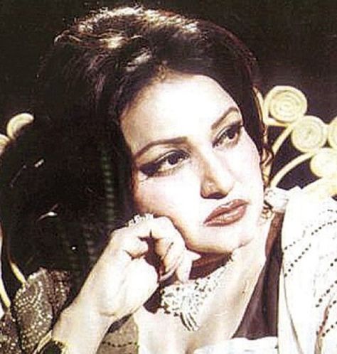 Hindi Quotes Motivational, Noor Jahan, Blog Quotes, Blogging Quotes, Motivational Stories, Quotes Motivational, Film Industry, Black Beauty, Interesting Facts