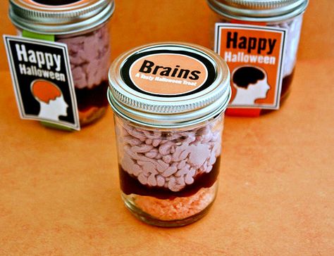 Creepy Halloween Brain in a Jar Cupcakes! Get how to recipe instructions, plus free party printable tags via @LivingLocurto Halloween Cake Walk, Brain Cupcakes, Brain Cake, Recetas Halloween, Perfect Halloween Party, Cupcake In A Jar, Cake In A Jar, Zombie Party, Halloween Cake