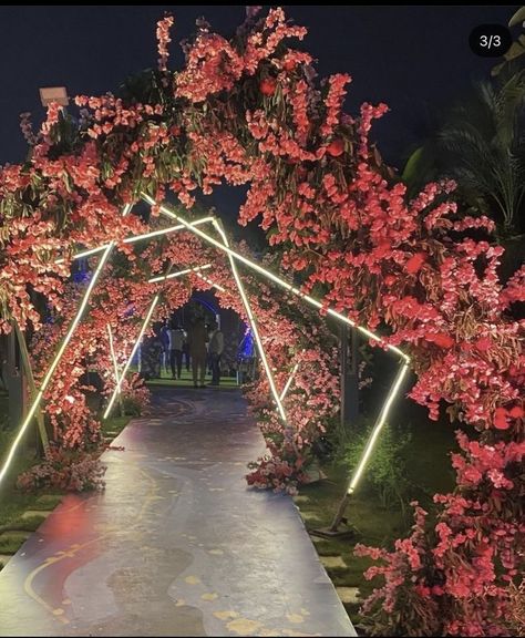 Night Party Decorations Outdoor, Sangeet Entrance Decor Outdoor, Sangeet Walkway Decor, Extravagant Bridal Shower Ideas, Neon Wedding Decor, Outdoor Night Wedding Decorations, Wedding Outdoor Decoration Night, Entrance Decor For Wedding, Outdoor Sangeet Decor Night