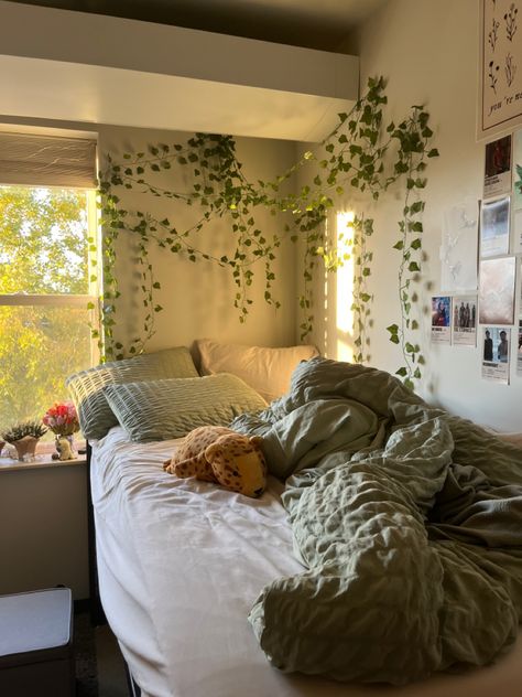 Dorm Common Area Decor, Nature Themed Dorm Room, Dorm Room Layouts, College Dorm Room Inspiration, Dream Dorm Room, Deco Room, Cozy Dorm Room, Dorm Room Styles, Dorm Inspiration