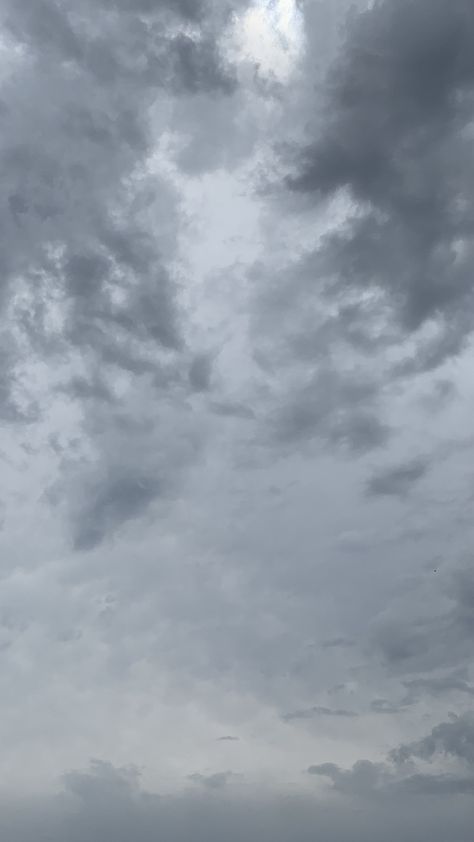 Gloomy Sky Wallpaper, Light Grey Wallpaper Aesthetic, Cloudy Sky Snap, Nandini Core, Gloomy Sky Aesthetic, Grey Sky Painting, Wallpaper Gloomy, Gloomy Photography, Cloudy Sky Aesthetic