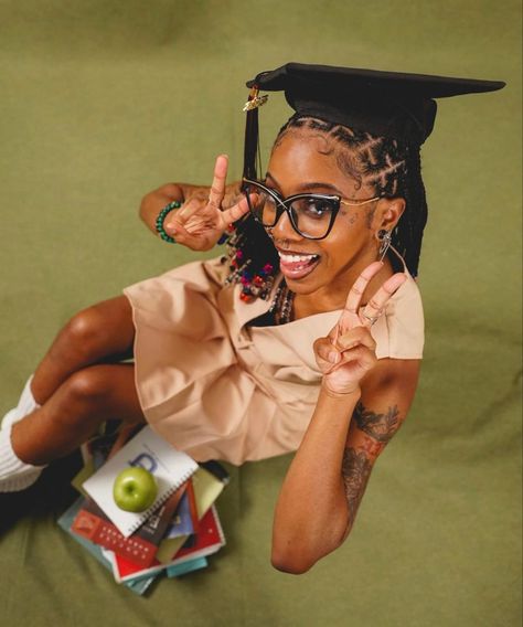 90s Theme Senior Pictures, Creative Shots For Graduation Pictorial, African American Senior Picture Ideas, Senior Photos Black Women, Graduation Pictorial Pose, Senior Photos College, Masters Graduation Pictures Black Women, Untraditional Graduation Photos, Graduation College Pictures