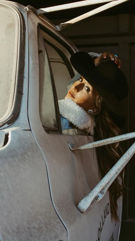 Truck Senior Pictures, Western Photoshoot Ideas, Western Photo Shoots, Cowgirl Photoshoot, Cute Senior Pictures, Foto Cowgirl, Cowgirl Photo, Western Photoshoot, Truck Photos