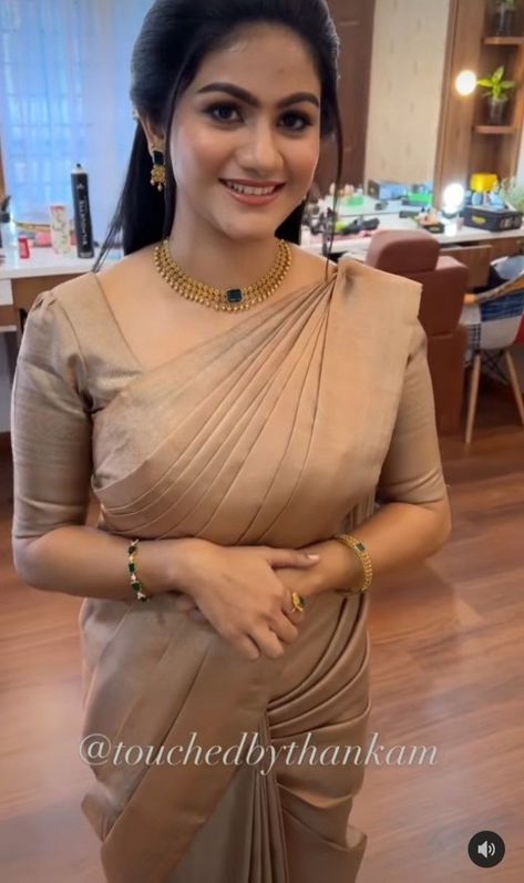 Saree Necklace Simple, Copper Tissue Set Saree, Jwellary For Saree, Simple Saree Jewellery, Kerala Saree Blouse Colour Combination, Saree With Jewelry Look, Bride Necklace Wedding Simple, Blouse Designs For Women Saree, Saree Necklace Ideas