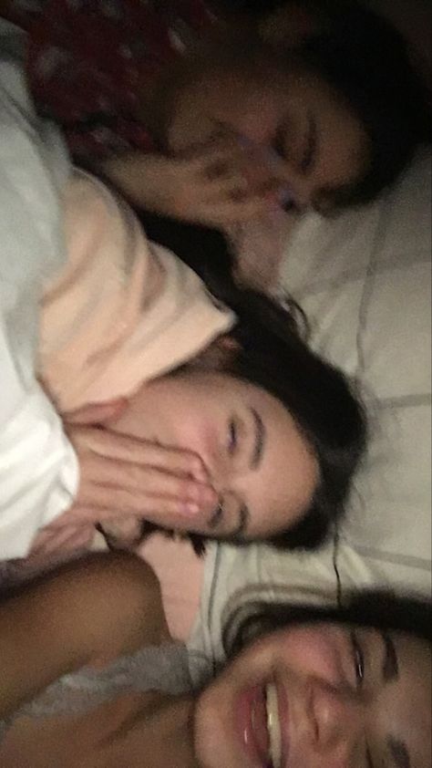 Sleepover Three Friends, Sleeping With Friends Aesthetic, Alexa And Katie Tree House, Sleep Over Friends, Sleepover Picture Ideas Best Friends, Sleepover Ideas Aesthetic Photos, Sleepover Instagram Stories, Sleepover Pics Aesthetic, Sleepover Pictures Aesthetic