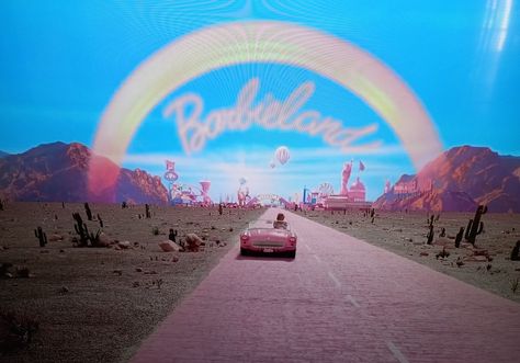 Barbie Movie Stills, Barbie Cinematography, Barbie Landscape, Barbie Movie Aesthetic, Barbie Land, Late Night Show, Summer Movie, Movie Shots, Barbie Movie