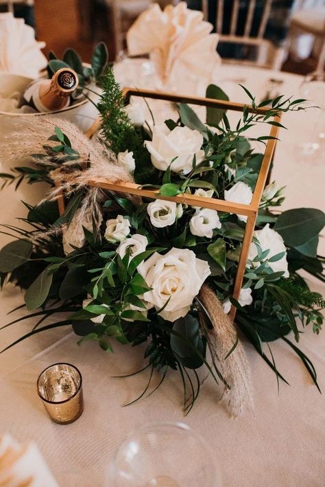 Emerald Green Wedding Head Table, Emerald Green And Gold Wedding Decor Centerpieces, Green Gold Centerpiece Wedding, Emerald Centerpieces Wedding, Dark Green And Gold Wedding Bridesmaid Dress, Wedding Table Emerald Green, Emerald Green And Gold Wedding Flowers, Emerald Wedding Decor Centerpiece Ideas, Emerald And Gold Wedding Centerpieces