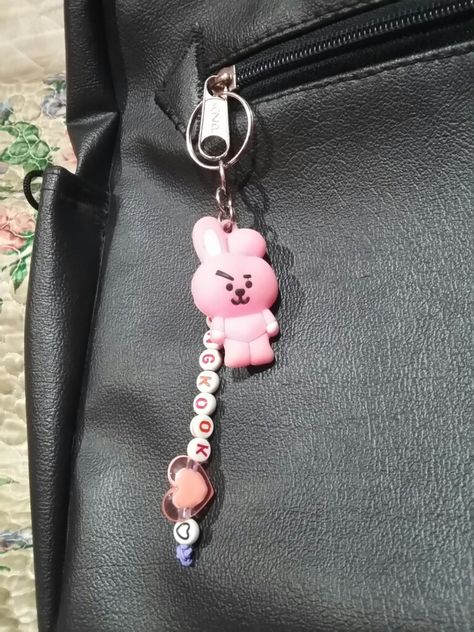 Bt21 Keychain, Rave Kandi Ideas, Mochila Kpop, Cooky Bt21, Bts Bag, Diy Keyring, Backpack Keychains, Bts Merch, Small Canvas Art