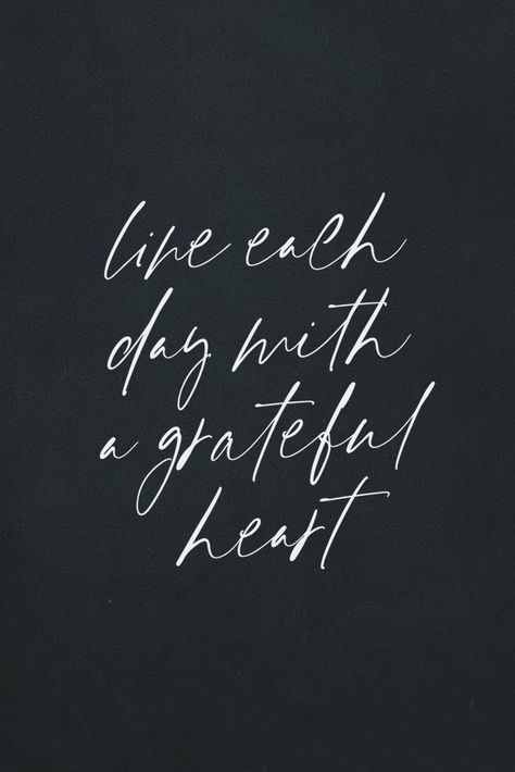 Live each day with a grateful heart. Start Each Day With A Grateful Heart, Handlettering Quotes Inspiration, Handlettered Quotes, Self Discovery Quotes, Heart Quote, Grateful Quotes, Zen Quotes, Quote Wallpaper, Phone Wallpaper Quotes