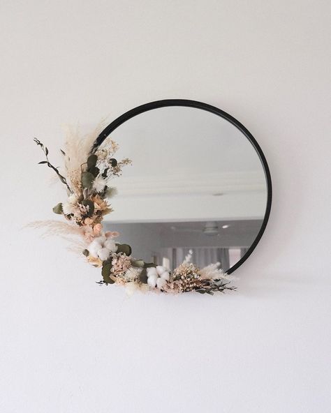 Floral Artist | Jerzelle on Instagram: “Customized home-decor project ; Floral Mirror 💁🏻‍♀️✨ ⠀ ⠀ Using preserved & dried flowers to decorate this piece so that it can be admired…” Mirror With Dried Flowers, Dried Flower Mirror, Dried Flower Decor Wall Art, Mirror Decorating Ideas With Flowers, Mirror With Flowers Around It, Decorated Mirrors With Flowers, Mirror Flower Decor, Decorate Mirror Frame, Decorate Mirror