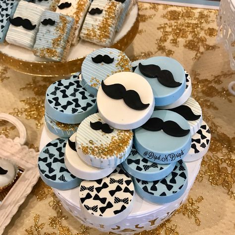 Mustache Theme Cookies, Mustache Theme Oreos, Little Man Theme! #chocolatecovered #chocolatecoveredoreos #cakepops #cake #cakelover #baking #dessert #bakinglove #chocolatier #tutorial #diy #eat #eats #lovefood #dessertgasm #love #edibleart #chocolateart #chocolatecoveredricekrispiestreats #donuts #mustachetheme #bowtietheme #littlemantheme Fondant Candy, Fathers Day Cupcakes, 1st Birthday Cupcakes, Birthday Cupcakes Decoration, Candy Clay, Cookie Decorations, Cupcake Decoration, Fathers Day Cake, Chocolate Covered Treats