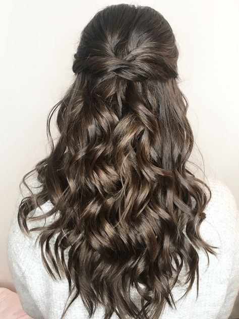 Textured, beachy waves on brunette twisted half-up, half-down bridal hairstyle | on-location bridal hairstylist in Washington, DC Grad Hairstyles, Bridal Hair Half Up, Bridemaids Hairstyles, Cute Prom Hairstyles, Rambut Brunette, Prom Hair Medium, Fancy Hair, Simple Prom Hair, Guest Hair