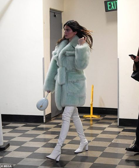 Kendall Jenner Heels, Kylie Jenner Fashion Week, Kendall Jenner Looks, Kylie Jenner Fashion, Kendall Style, Statement Coat, Kylie Jenner Style, Jenner Style, Green Coat