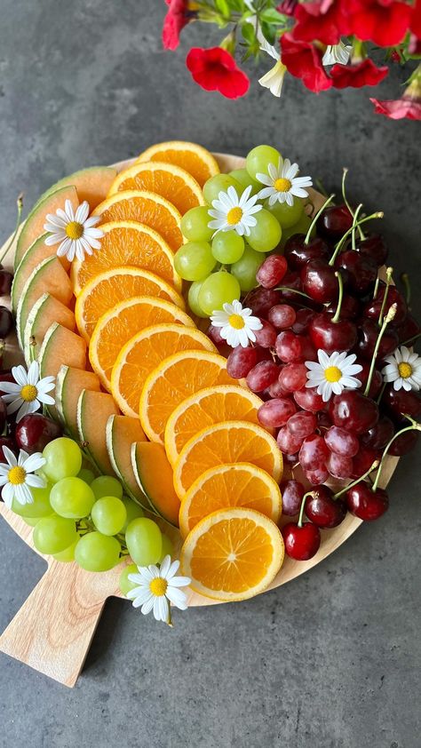 Instagram Platter Inspiration, Colourful Food, Burger Party, Antipasto Skewers, Fruit Platters, Fruit Appetizers, Green Melon, Skewer Appetizers, Healthy Party Food