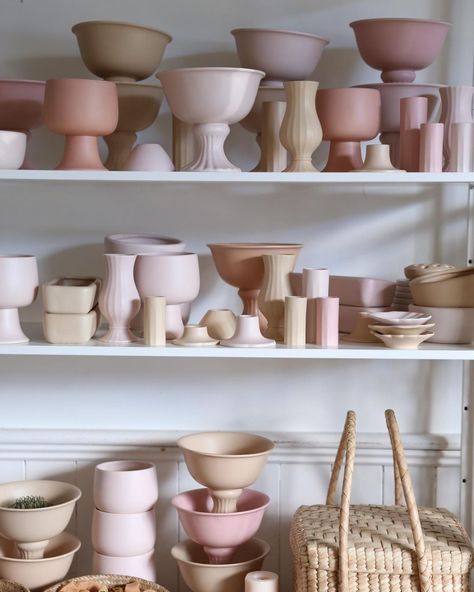 Tanya Shaw - Oh Flora Studio on Instagram: “A little while ago I was so frustrated that I couldn’t find a beautiful, classic, and versatile compote bowls/vases in Australia or even…” Ceramic Vase Centerpiece, Compote Vase, Organised Chaos, Organized Chaos, Floral Pins, Flower Frog, Ceramics Ideas Pottery, Vase Centerpieces, Love More