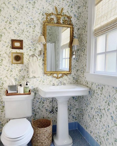 Whitney Mcgregor, Small Powder Bathroom, Kitchen Niche, Powder Bathroom, Pretty Bathrooms, Highland Homes, Vintage Bathrooms, Powder Rooms, Vintage Tile