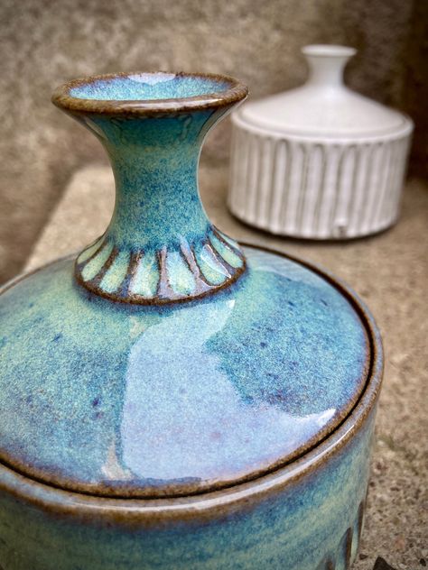 Handthrown and -carved lidded jar. Use it for storing on your bathroom shelf or in the kitchen. Or even for your table; sea salt will stay fresh longer under the lid and your guests will be so happy when it's offered to them in a crafted vessel! These jars are unique pieces so far.  This turquoise one is 9,5 cm diameter and 5,5 cm high, without the lid. Dishwasher and microwave safe. Ceramic Lidded Jars, Lidded Jars Pottery, Kitchen Ceramics, Jar Pottery, Art Ho, Pottery Jars, Clay Jar, Pottery Design, Ceramics Inspiration