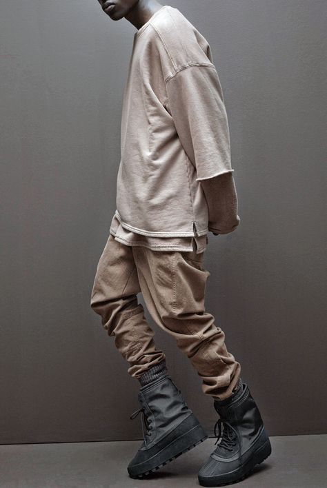 #lookoftheweek #YEEZY #kanyewest 😬 Yeezy 950 Boots, Yeezy 950, Kanye West Adidas Yeezy, Yeezy Season 1, Kanye West Style, Yeezy Fashion, Yeezy Season, Milan Fashion Weeks, Street Style Paris