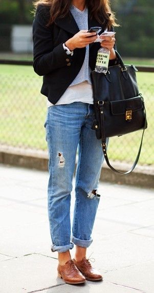 How To Wear Boyfriend Jeans, Boyfriend Jeans Outfit, Oxford Shoes Outfit, Loafers Outfit, Ripped Boyfriend Jeans, Brown Oxfords, Distressed Boyfriend Jeans, Outfit Jeans, Stil Inspiration