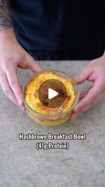 Justin Anderson on Instagram: "Hashbrown Breakfast Bowl (41g Protein). The perfect easy on the go breakfast that you can prep the night before or meal prep for the week.   ~404 calories  (spray bowl with oil prior to adding ingredients)   Ingredients:  2 eggs + 50g egg whites 1 cup shredded hashbrowns (85g) 3 pre-cooked sausage links (I used Trader Joe’s) 20g low fat cheese -veggies of choice   Bake at 350 degrees for 25-30 min or until fully cooked.  Follow for more easy recipes✅  #recipe#highprotein#breakfast#protein#gym#weightloss#fit#training#fitness#proteinbreakfast#food" Meal Prep Hashbrown Bowl, Hashbrown Meal Prep, Easy Simple Healthy Breakfast Ideas, Healthy Hashbrown Breakfast, Hashbrown Breakfast Bowl, Protein Breakfast Prep, High Protein Make Ahead Breakfast, Low Fat High Protein Breakfast, Breakfast Bowls Meal Prep