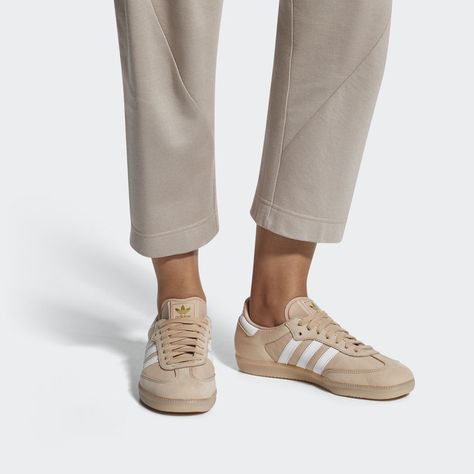 Casual White Sneakers, Samba Shoes, Sneaker Outfits Women, Adidas Shoes Originals, Adidas Sneakers Women, Adidas Shoes Women, Walk In My Shoes, Adidas Outfit, Shoes Adidas