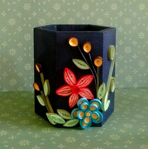 Pen Stand Decoration Ideas, Pencil Stand Ideas, How To Make Pen Stand, Pen Stand Ideas, Pen Stand Craft, Pen Stand Diy, Diy Pen Stand, Quilling Candle Holder, Pencil Stand