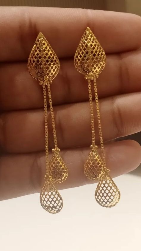 ##goldjewellery #newdesign #trendydesign #trending #new #gold #jewellery #goldmaker #goldearring #earringdesign #earring #latestdesign #2022jewellerydesign #indianjewllerydesign #indiangoldmaker #goldjewelleryset Dubai Earring Design Gold, Latest Gold Earrings Designs, Aesthetic Earring, Necklace Women Gold, Women Gold Chain, Unique Gold Jewelry Designs, Gold Bangles For Women, Bridal Design, New Gold Jewellery Designs