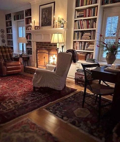 Small In House Library, Cozy Antique Home Decor, The Family Stone House Interior, Family Stone House Interior, Nostalgic Home Decor, Bookish Living Room, Townhouse Aesthetic Interior, Nancy Meyers Aesthetic Living Room, Traditional Eclectic Bedroom