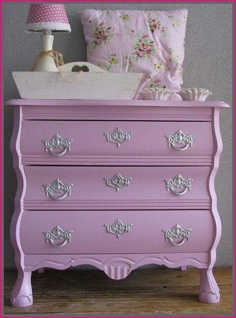 Deco Pastel, Pink Dresser, Pink Furniture, Shabby Chic Dresser, Furniture Rehab, Refurbished Furniture, Paint Furniture, Flipping Furniture, Redo Furniture