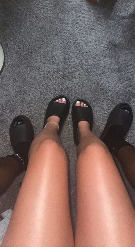 Black Couple Aesthetic Shoes, Yeezy Couple Goals, Matching Slides Couples, Matching Yeezy Slides Couple, Matching Yeezys Couple, Black Couple Matching Shoes, Black Couple Wallpaper Matching, Yeezy Slides Couple, Couple Sneakers Relationship Goals