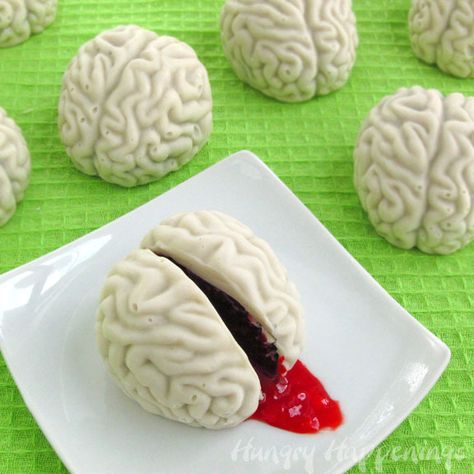 Transform ordinary cake balls into gory brains for Halloween by creating a candy shell using a silicone brain mold, filling it with red colored jam and a cake ball. Halloween Cakeballs, Halloween Desserts Scary, Halloween Pauroso, Brain Cake, Spooky Halloween Desserts, Pasteles Halloween, Dessert Light, Postres Halloween, Halloween Punch