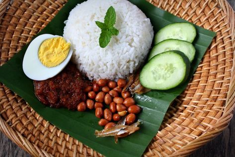 Chinese Eggplant Recipes, Deep Fried Bananas, Pandan Leaf, Curry Laksa, Malaysian Cuisine, Eating Bananas, Nasi Lemak, Rice Dish, Malaysian Food