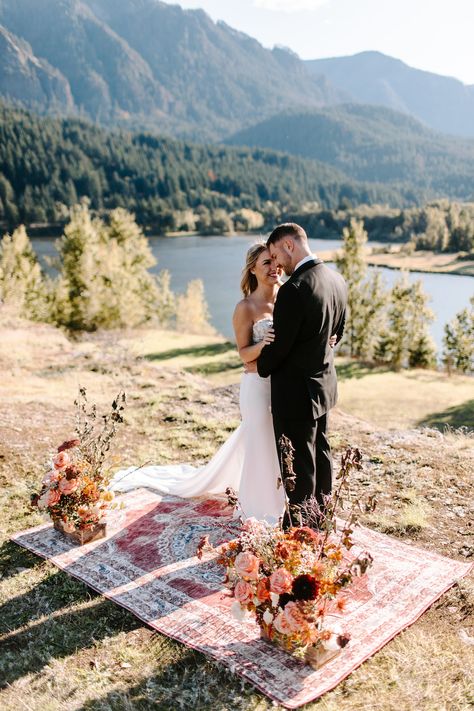 Elopement Wedding Flowers, Elopement Outdoor Wedding, Elopement Ceremony Flowers, Elopement Altar Ideas, Field Elopement Ceremony, Outdoor Elopement Decor, Archless Wedding Ceremony, Flower Field Elopement, Outdoor Elopement Dress