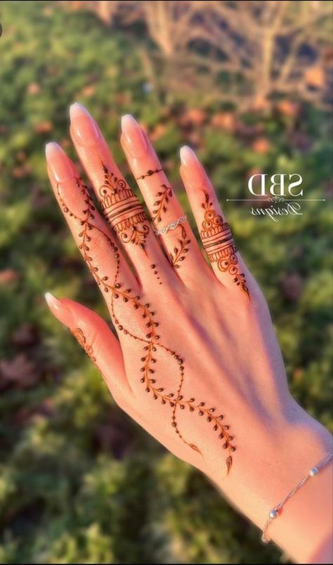 Hand Tattoos Pen, Aesthetic Hand Tattoos, Tattoos With Pen, Hand Tattoos With Pen, Tattoos On Fingers, Simple Henna Designs Hand, Henna Designs Back, Henna Pen, Cute Henna Tattoos