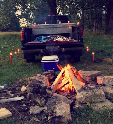 Date In The Back Of A Truck, Southern Date Ideas, Perfect Date Ideas Pictures, Tailgate Date Night Trucks, Country Dates Ideas, Back Of Truck Date Night, Truck Date Ideas, Trunk Bed Date, Tailgate Date