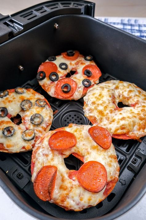 Bagel Thins Pizza, What To Put On Bagels Breakfast, Small Ingredients Recipes, Homemade Bagel Pizza, At Home Pizza Toppings, Easy Air Fryer Recipes For College Students, Bagel Pizza Air Fryer, Air Fryer Bagel Pizza, Everything Bagel Topping Ideas