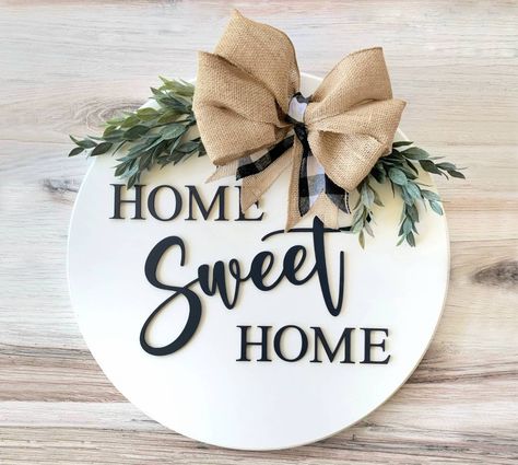 Home Door Hanger, Welcome Signs Front Door, Wooden Living Room, Door Signs Diy, Signs Diy, Round Wood Sign, Home Door, Diy Wood Signs, Front Door Signs