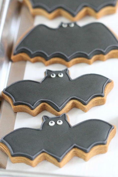 Can you use anything besides egg whites or meringue powder to make royal icing? | Sweetopia via #TheCookieCutterCompany Halloween Cookie Ideas, Biscuits Halloween, Halloween Sugar Cookies Decorated, Halloween Backen, Pasteles Halloween, Easy Halloween Cookies, Bats Cookies, Recetas Halloween, Postres Halloween