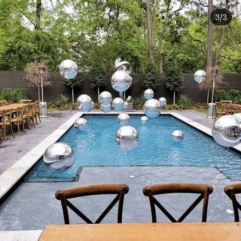 Party Pool Decor, Pool Decor For Party, Wedding Pool Floats, Classy Pool Party Decorations, Elegant Pool Party, Floating Balloons In Pool, Disco Pool Party, Pool Decorating Ideas, Luxury Pool Party