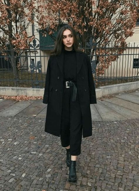 how to wear a black sweater Winter Fashion Outfits Dressy Classy, Dark Academia Fashion Women, Fashion Outfits Black, Dark Academia Aesthetic Fashion, Winter Fashion Outfits Dressy, Dark Academia Aesthetic Outfit, Outfit Ideas Korean, Academia Aesthetic Outfit, Dark Academia Outfit