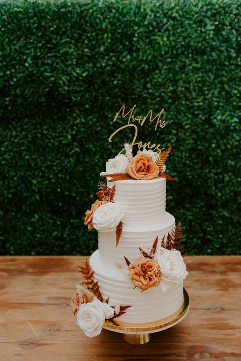 Fall Wedding Cake Terracotta, Scrapped Wedding Cake, Rustic Wedding Cake Burnt Orange, Wedding Cake Autumn Rustic, Rustic Burnt Orange Wedding Cake, October Wedding Cakes Fall, Wedding Cakes October, Fall Wedding Cakes Rustic Orange, Rusty Orange Wedding Cake