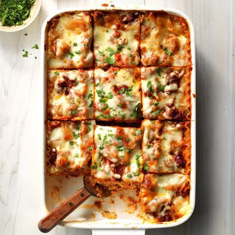 Makeover Traditional Lasagna Homemade Meat Sauce, Sausage Lasagna, Ravioli Lasagna, Lent Recipes, Traditional Lasagna, Christmas Eve Dinner, Deep Dish Pizza, Sauce Tomate, Lasagna Recipe