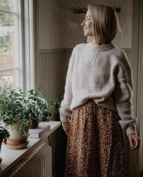 Cottagecore Minimalist Outfit, Cottagecore Feminine Outfits, Folk Clothing Aesthetic, Homestead Women Outfits, Cottagecore Mom Outfits, Feminine Homemaker Outfits, Mom Core Outfits, Cottagecore Pregnancy Outfits, Cottagecore Maternity Outfits