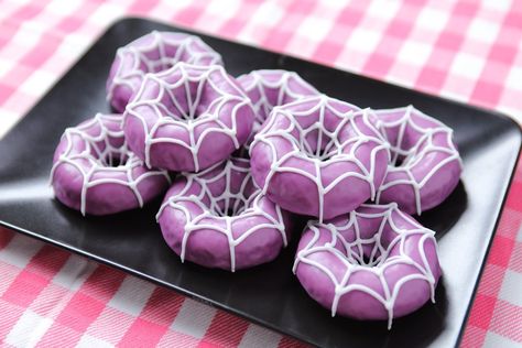 Dairy Free Donut Recipe Halloween Themed Party Food, Spider Donuts, Halloween Torte, Pasteles Halloween, Halloween Donuts, Halloween Punch, Party Food Dessert, Halloween Fest, Halloween Sweets