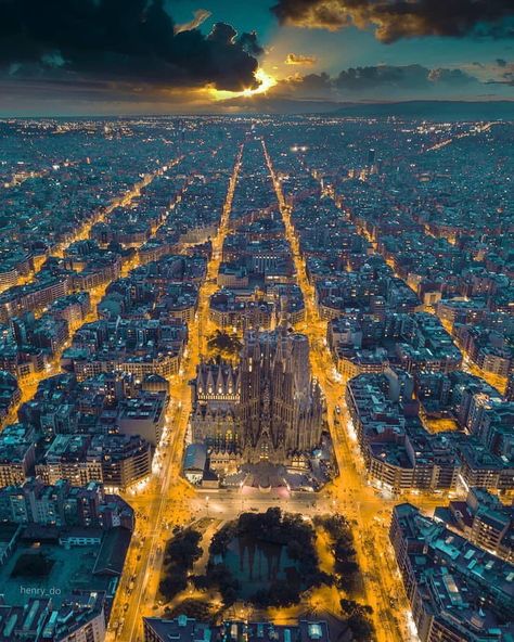 Aerial view of Barcelona at sunset. La Sagrada Familia can be seen directly below Filmy Vintage, Barcelona City, Barcelona Travel, Elba, Spain Travel, Barcelona Spain, Aerial View, Europe Travel, At Night