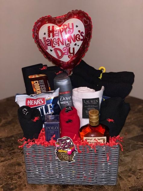 60 Adorable DIY Valentine's Day Gift Baskets For Him That He'll Love a Lot - Hike n Dip Valentines Baskets For Him, Diy Valentine Gifts For Boyfriend, Hadiah Valentine, Valentines Day Baskets, Gift Baskets For Him, Boyfriend Gift Basket, Valentine Gift Baskets, Valentine Baskets, Valentine's Day Gift Baskets