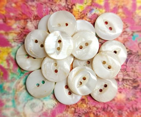 Fish Eye, Sewing Buttons, Cats Eye, Pearl Shell, Sewing A Button, Mother Of Pearl Buttons, Pearl Buttons, Vintage Buttons, Natural Material