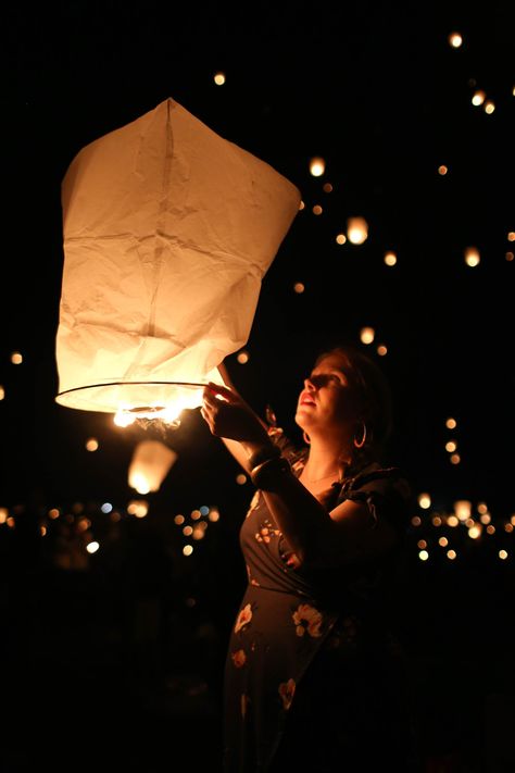 9 things to know about The Lights Fest, a traveling lantern festival with beautiful displays of lanterns flying in the air. Tips to prepare for a day at the Lights Fest. Where you can find your nearest Lights Fest.  read more here:http://whimsysoul.com/9-things-know-the-lights-fest/ #lantern #lights #thelightsfest Sky Lanterns Photography, Lantern Photo, Lantern Photography, Wish Lanterns, Light Fest, Flying Lantern, Diwali Photography, Diwali Photos, Diwali Festival Of Lights