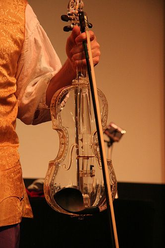 Glass violin in Williamsburg by sunivroc, via Flickr Glass Violin Aesthetic, Cool Violins Designs, Clear Violin, Violin Aesthetic Vintage, Pretty Violins, Pretty Violin, Custom Violin, Violin Wallpaper, Glass Violin